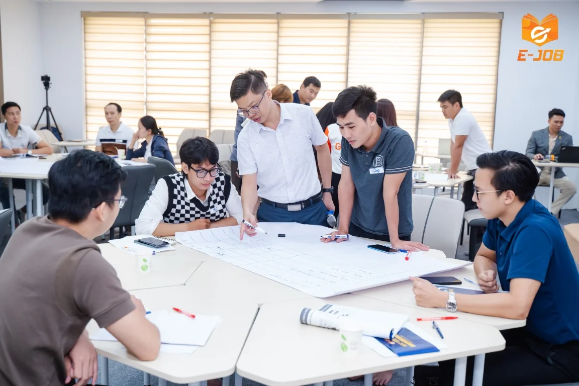 Group learning session with EJOB branding